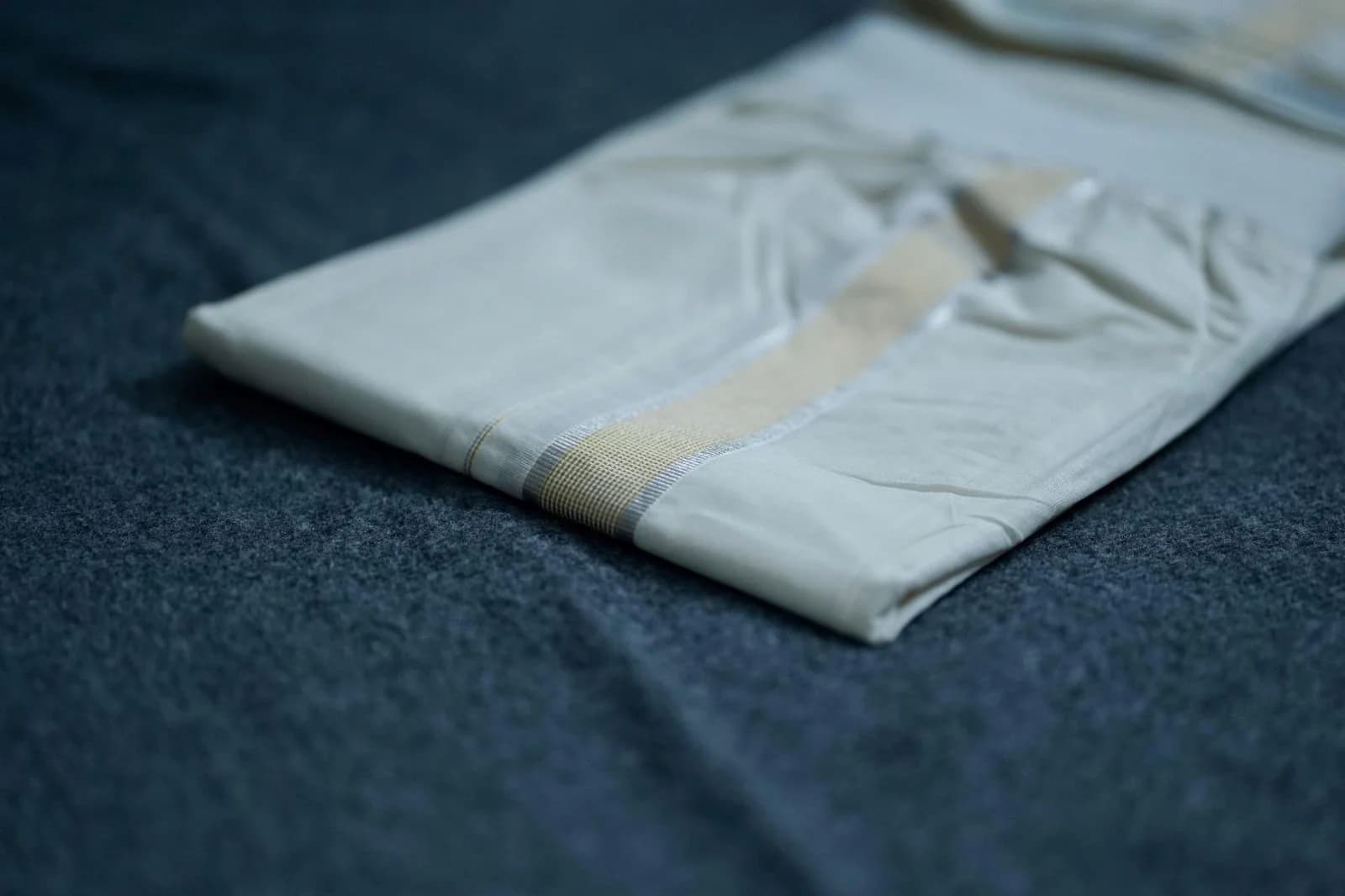PREMIUM KASAVU MUND WITH POCKET – IVORY SILVER LINE